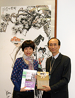 Ms. Chang Man-chuan (left), Director of Kwang Hwa Information and Culture Center meets with Mr. Leo Ma (right), the Librarian of Chien Mu Library